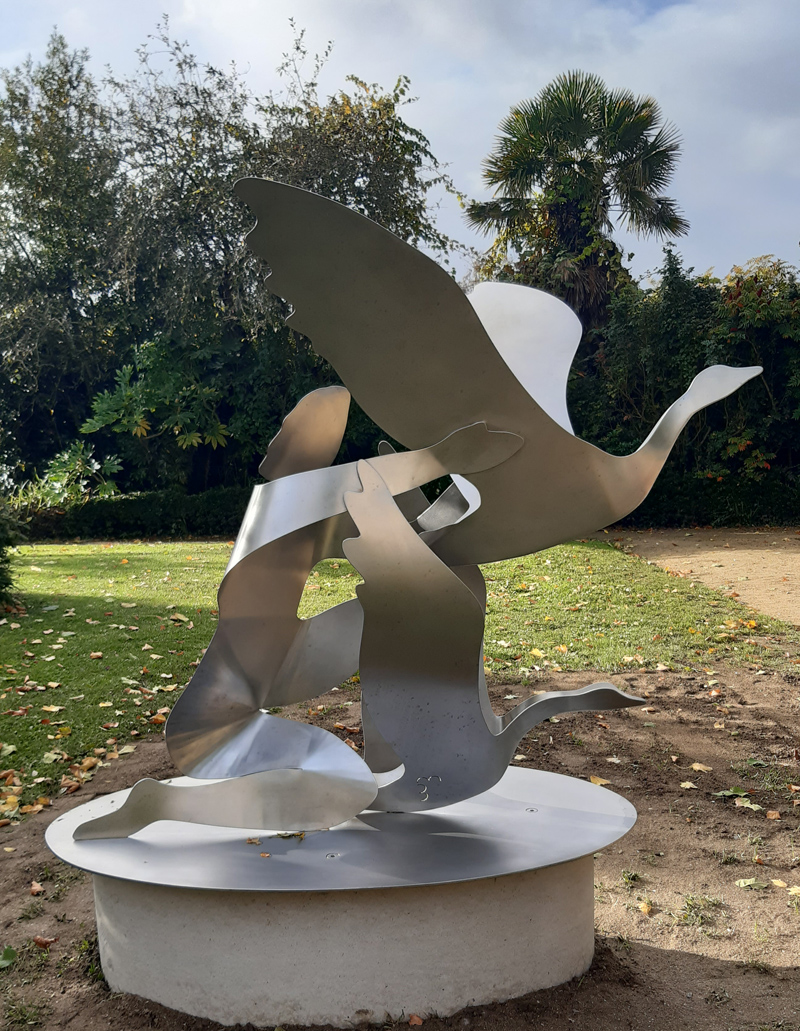 Sculpture L'envol de l'abbaye de Saint-jacut de la mer par Benoît Mercier artiste plasticien